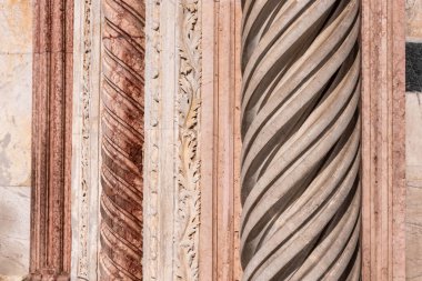 İtalya 'daki Siena Katedrali' nin Gotik mermer portalına yakın çekim