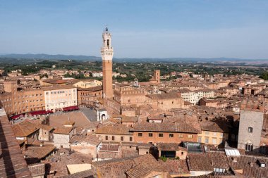 Siena 'nın çatılarından Torre Magna' ya doğru bak, İtalya 'nın Siena katedralinin çatısından görülüyor.