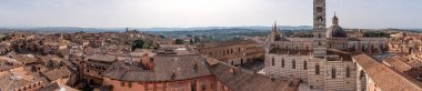 Siena şehir merkezi ve katedral üzerindeki panoramik manzara, Facciatone panoramik bakış açısıyla, İtalya