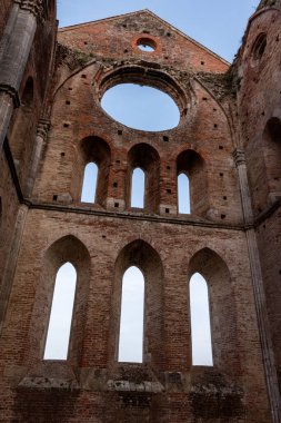 İtalya 'nın Toskana kentindeki terk edilmiş San Galgano manastırının papaz evinin camlarını kırmış.