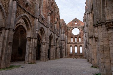 İtalya 'nın Toskana kentindeki San Galgano Kilisesi' nin yıkılmış ve terk edilmiş manastırı.