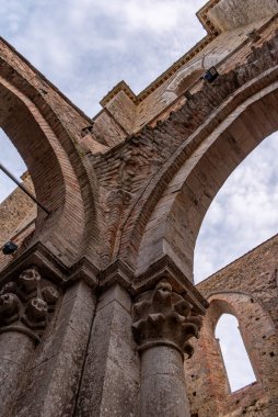 İtalya 'nın Toskana kentindeki San Galgano Ortaçağ Kilise Manastırı' nın kemeri.