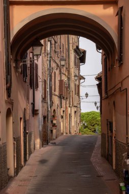 İtalya 'nın Toskana kentindeki Montaione köyünün boş sokakları.