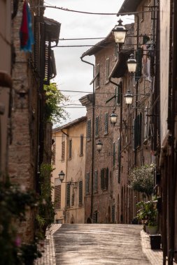 İtalya 'nın Toskana kentindeki Montaione köyünün boş sokakları.