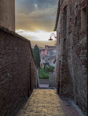 Eski Toskana şehri Certaldo Alto, İtalya 'da günbatımı