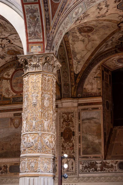 Floransa, İtalya 'daki Palazzo Vecchio' nun zengin süslü avlusunun duvar freskleri