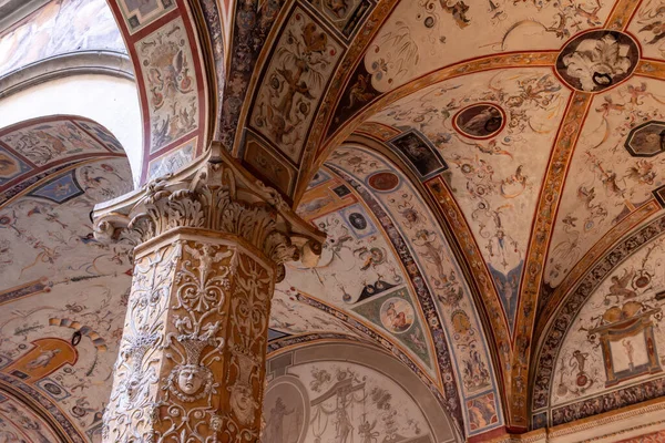 Floransa, İtalya 'daki Palazzo Vecchio' nun zengin süslü avlusunun duvar freskleri