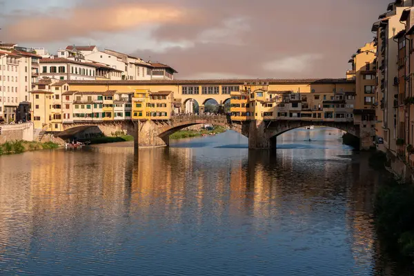 Floransa 'da gün batımında ünlü Ponte Vecchio, İtalya