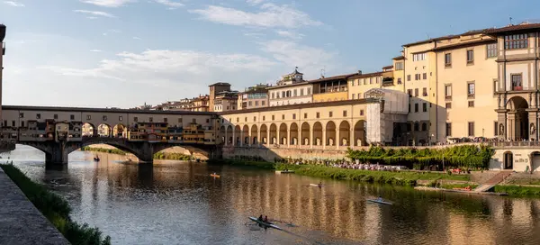 Floransa 'da gün batımında ünlü Ponte Vecchio, İtalya