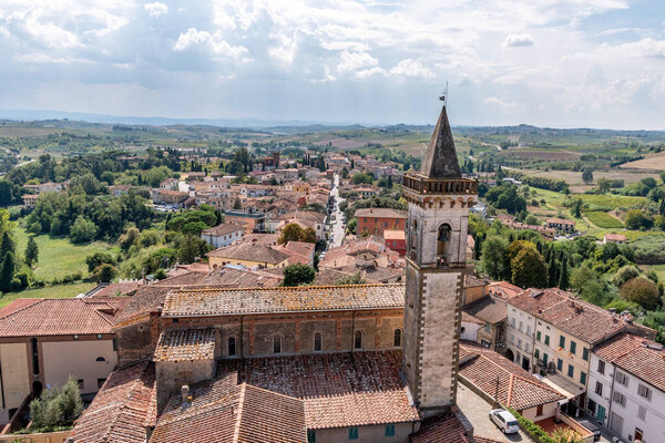Вид с воздуха на средневековый городок Винчи в Тоскане, Италия, родина гения Леонардо да Винчи