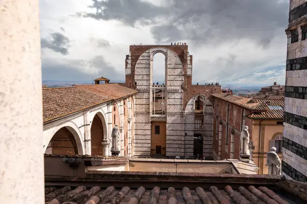 Siena 'daki genişletilmiş katedralin tamamlanmamış transsepti, İtalya' daki katedralin çatısından görüldü.