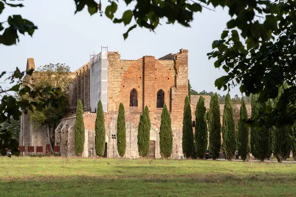 İtalya 'nın Toskana kentindeki San Galgano Ortaçağ Kilise Manastırı' nın Yıkıntısı