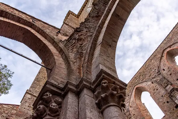 İtalya 'nın Toskana kentindeki San Galgano Ortaçağ Kilise Manastırı' nın kemeri.