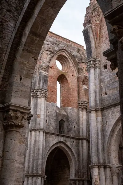 İtalya 'nın Toskana kentindeki San Galgano Ortaçağ Kilise Manastırı' nın kemeri.
