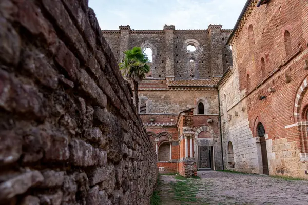 İtalya 'nın Toskana kentindeki San Galgano Ortaçağ Kilise Manastırı' nın Yıkıntısı