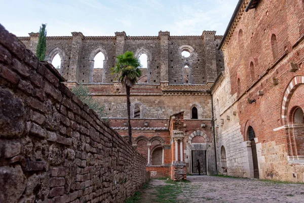 İtalya 'nın Toskana kentindeki San Galgano Ortaçağ Kilise Manastırı' nın Yıkıntısı