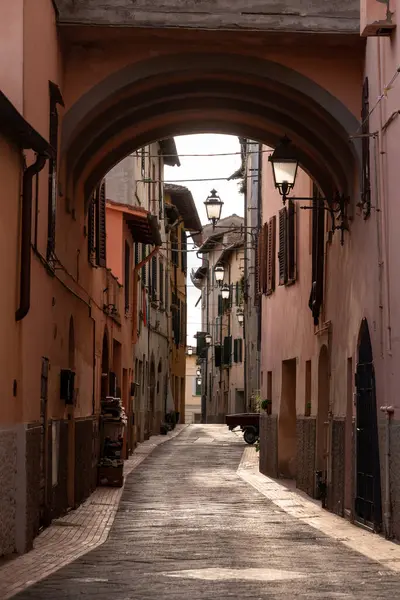 İtalya 'nın Toskana kentindeki Montaione köyünün boş sokakları.