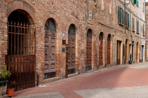 Άδειοι Δρόμοι Στο Μικρό Χωριό Montaione Στην Τοσκάνη Ιταλία Royalty Free Εικόνες Αρχείου