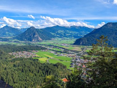 Avusturya 'daki Innsbruck yakınlarındaki ikonik Inn Vadisi, panoramik açıdan bakıldığında