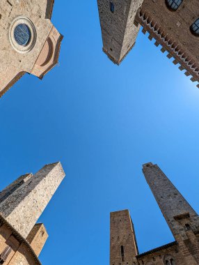 İtalya, San Gimignano 'daki Piazza del Duomo' da geniş açı gökyüzü manzarası
