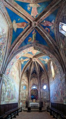 VOLTERRA, İtalya - 20 Eylül 2023 - İtalya 'nın Volterra kentindeki Cappella della Croce di Giorno' da Romanesk freskler