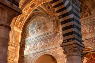 SAN GiMIGNANO, İtalya - 20 Eylül 2023 San Gimignano katedralinde ikonik Rönesans mimarisi ve freskleri