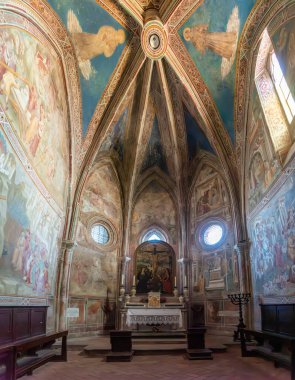 VOLTERRA, İtalya - 20 Eylül 2023 - İtalya 'nın Volterra kentindeki Cappella della Croce di Giorno' da Romanesk freskler