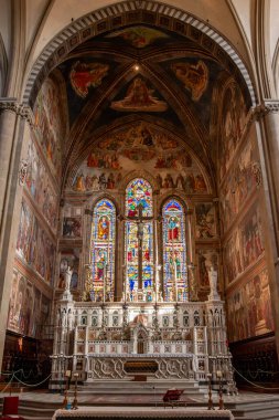 FLORENCE, İTALYA - 21 Eylül 2023 Floransa, İtalya 'daki Santa Maria Novella kilisesinde renkli freskler