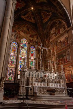 FLORENCE, İTALYA - 21 Eylül 2023 Floransa, İtalya 'daki Santa Maria Novella kilisesinde renkli freskler
