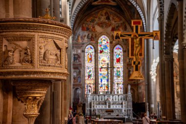 FLORENCE, ITALY - 21 Eylül 2023 - Floransa, İtalya 'daki Santa Maria Novella basilikasının renkli freskleri ve kürsüsü