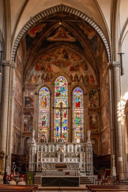 FLORENCE, İTALYA - 21 Eylül 2023 Floransa, İtalya 'daki Santa Maria Novella kilisesinde renkli freskler