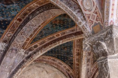 FLORENCE, İTALYA - 21 Eylül 2023 - İtalya, Floransa 'daki Santa Maria Novella manastırında dekoratif freskler