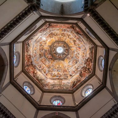 FLORENCE, İTALYA - 18 Eylül 2023 - İtalya, Floransa 'daki Santa Maria del Fiore katedralinin renkli tavanı