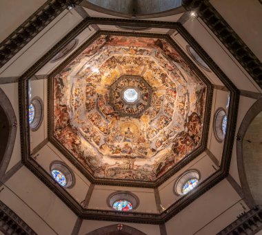 FLORENCE, İTALYA - 18 Eylül 2023 - İtalya, Floransa 'daki Santa Maria del Fiore katedralinin renkli tavanı