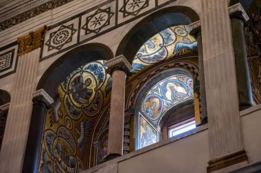 FLORENCE, İTALYA - 18 Eylül 2023 - İtalya, Floransa 'daki Santa Maria del Fiore katedralinin vaftiz töreninin mimari ayrıntıları