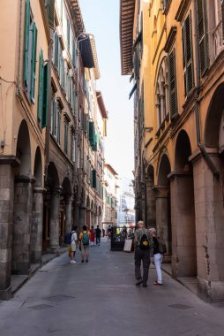 PISA, İtalya - 17 Eylül 2023 - Borgo Stretto Caddesi 'ndeki Pisa şehir merkezinde turistler