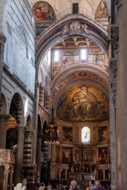 PISA, İtalya - 17 Eylül 2023 - Pisa 'daki Duomo' nun İçi, Roma Pisa Katedrali Toskana, İtalya