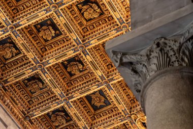 PISA, İtalya - 17 Eylül 2023 Pisa 'daki ünlü katedralin içinde