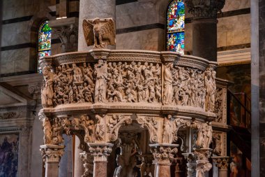 PISA, İtalya - 17 Eylül 2023 - İtalya 'nın Pisa katedralinde Giovanni Pisano' nun ünlü kürsüsü