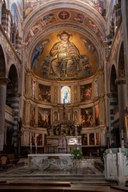 PISA, İtalya - 17 Eylül 2023 Pisa 'daki ünlü katedralin içinde