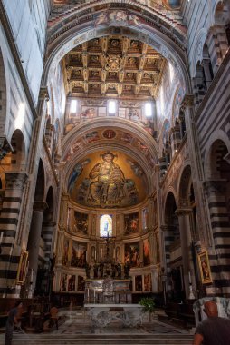 PISA, İtalya - 17 Eylül 2023 Pisa 'daki ünlü katedralin içinde