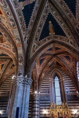 SIENA, İtalya - 23 Eylül 2023 - İtalya 'daki Siena Katedrali' nin vaftiz töreninde eski güzel freskler