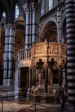 SIENA, İtalya - 23 Eylül 2023 - İtalya 'daki Siena Katedrali' nin zengin süslü mermer kürsüsü, Niccolo Pisano tarafından tasarlandı