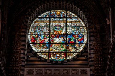 SIENA, İtalya - 23 Eylül 2023 - İtalya 'daki Siena Katedrali' nin zengin süslü penceresi, İsa 'nın Son Yemeği' ni gösteriyor