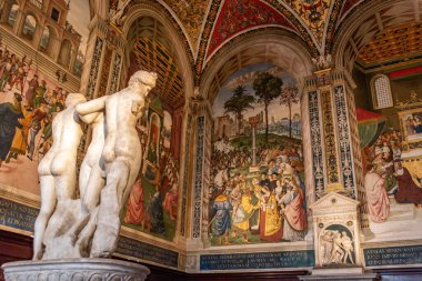 SIENA, İtalya - 23 Eylül 2023 - Merkezinde Üç Zarafet bulunan Siena katedralindeki zengin süslü ünlü Piccolomini Kütüphanesi