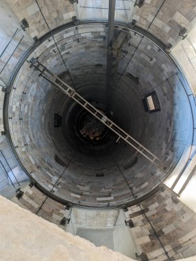 PISA, İTALYA - 18 EYLÜL 2023 - Pisa, İtalya 'nın eğik kulesinin tepesinden bak