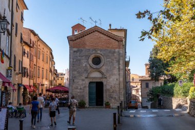 VOLTERRA, İtalya - 15 Ekim 2023 - Volterra, İtalya 'nın merkezinde Oratorio di San Antonio