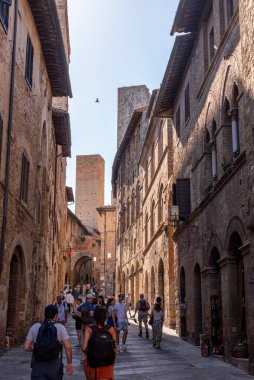 SAN GIMIGNANO, ITALY - 20 Eylül 2023 - San Gimignano sokaklarında, Salvucci, Pettini ve Chigi - İtalya