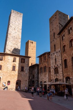 SAN GIMIGNANO, ITALY - 20 Eylül 2023 - San Gimignano sokaklarında, Salvucci, Pettini ve Chigi - İtalya