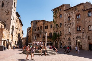 SAN GIMIGNANO, İtalya - 20 Eylül 2023 - San Gimignano şehir merkezinde Piazza della Cisterna, İtalya
